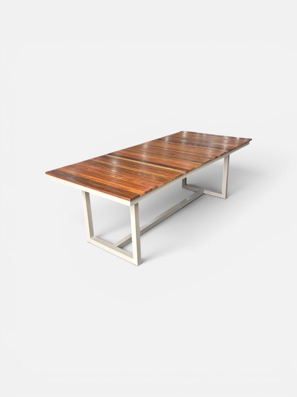 Mesa Retangular Base “U” Ripada em Madeira